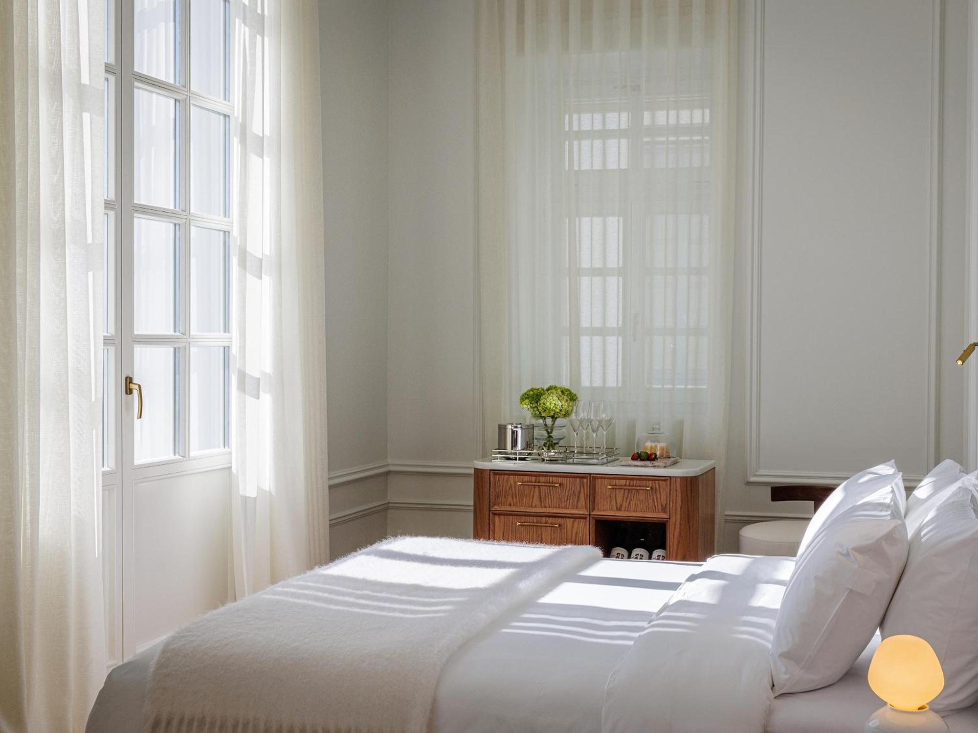 The Dolli At Acropolis, A To Live 5*